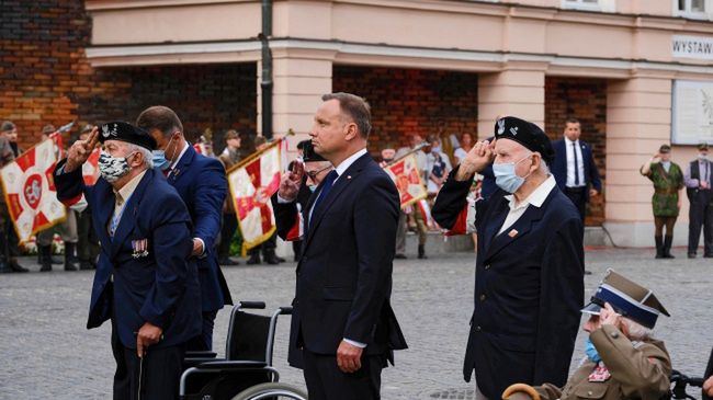 Powstanie Warszawskie. Prezydent Andrzej Duda złożył kwiaty pod pomnikiem