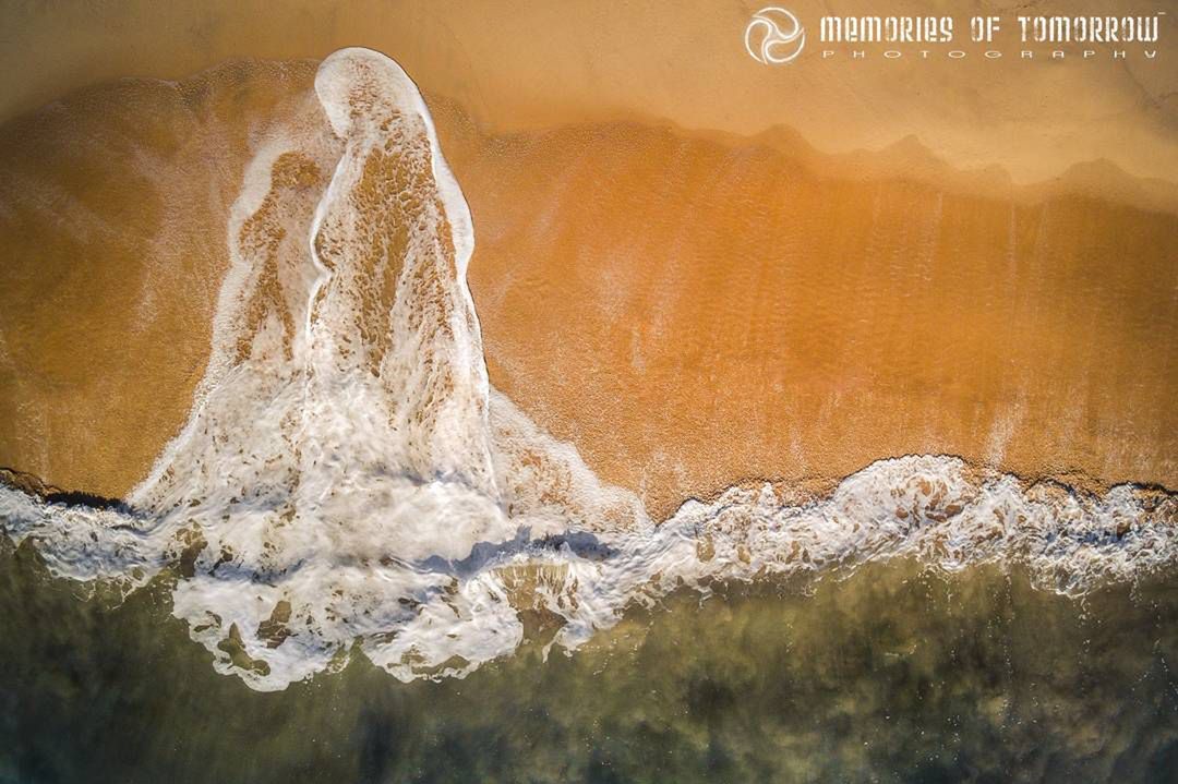 Dron pozwala temu fotografowi zobaczyć kształty, które tworzą fale rozbijające się na plaży
