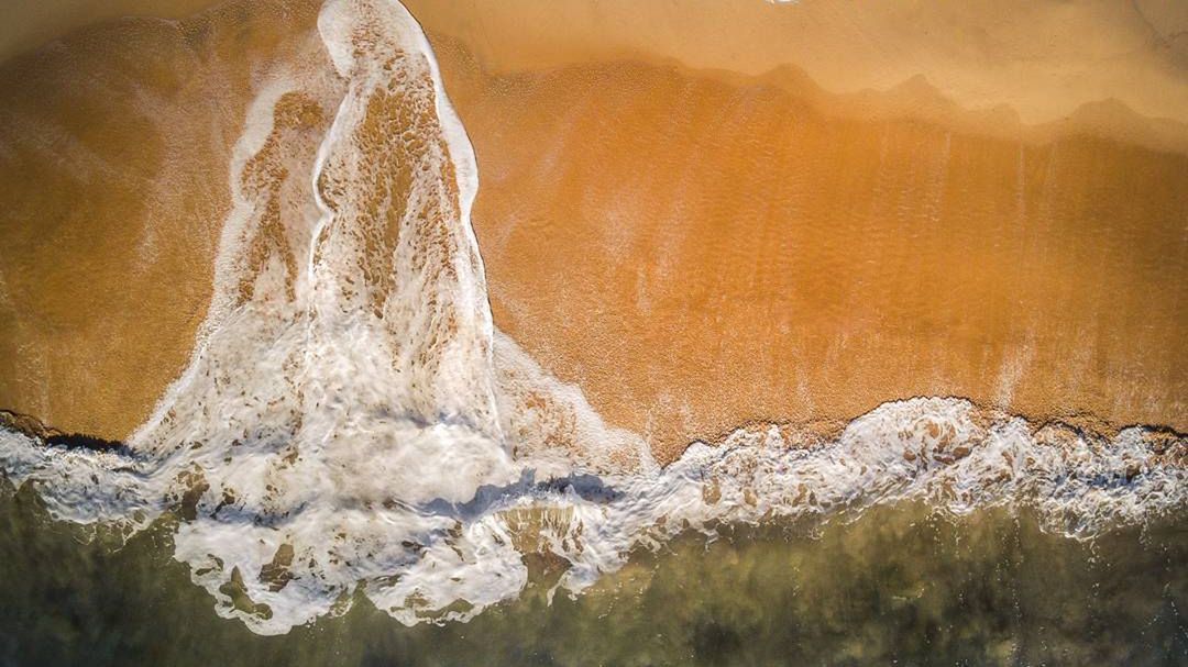 Dron pozwala temu fotografowi zobaczyć kształty, które tworzą fale rozbijające się na plaży 1