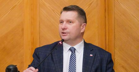 Rząd zmieni terminy wakacji? "Drą koty" o daty