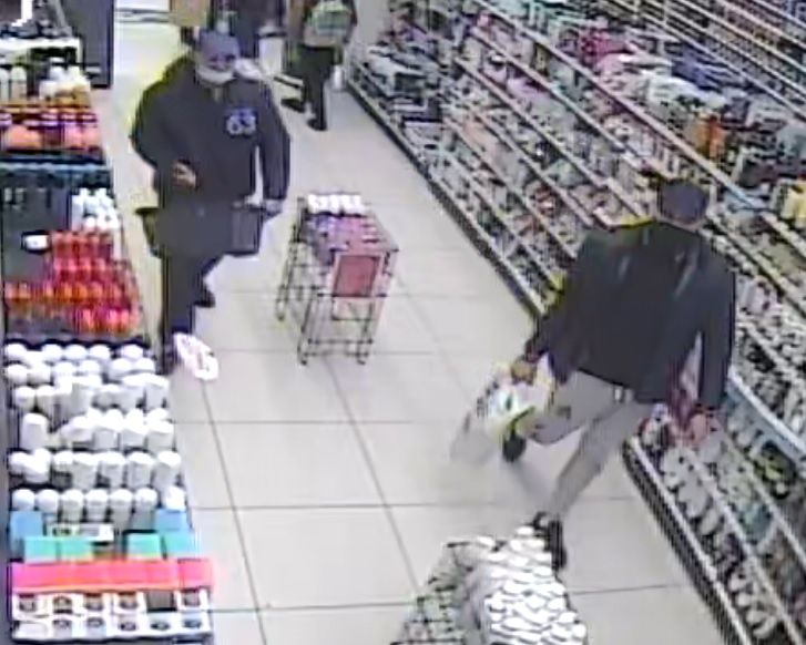 Kradzież perfum w Rossmannie
