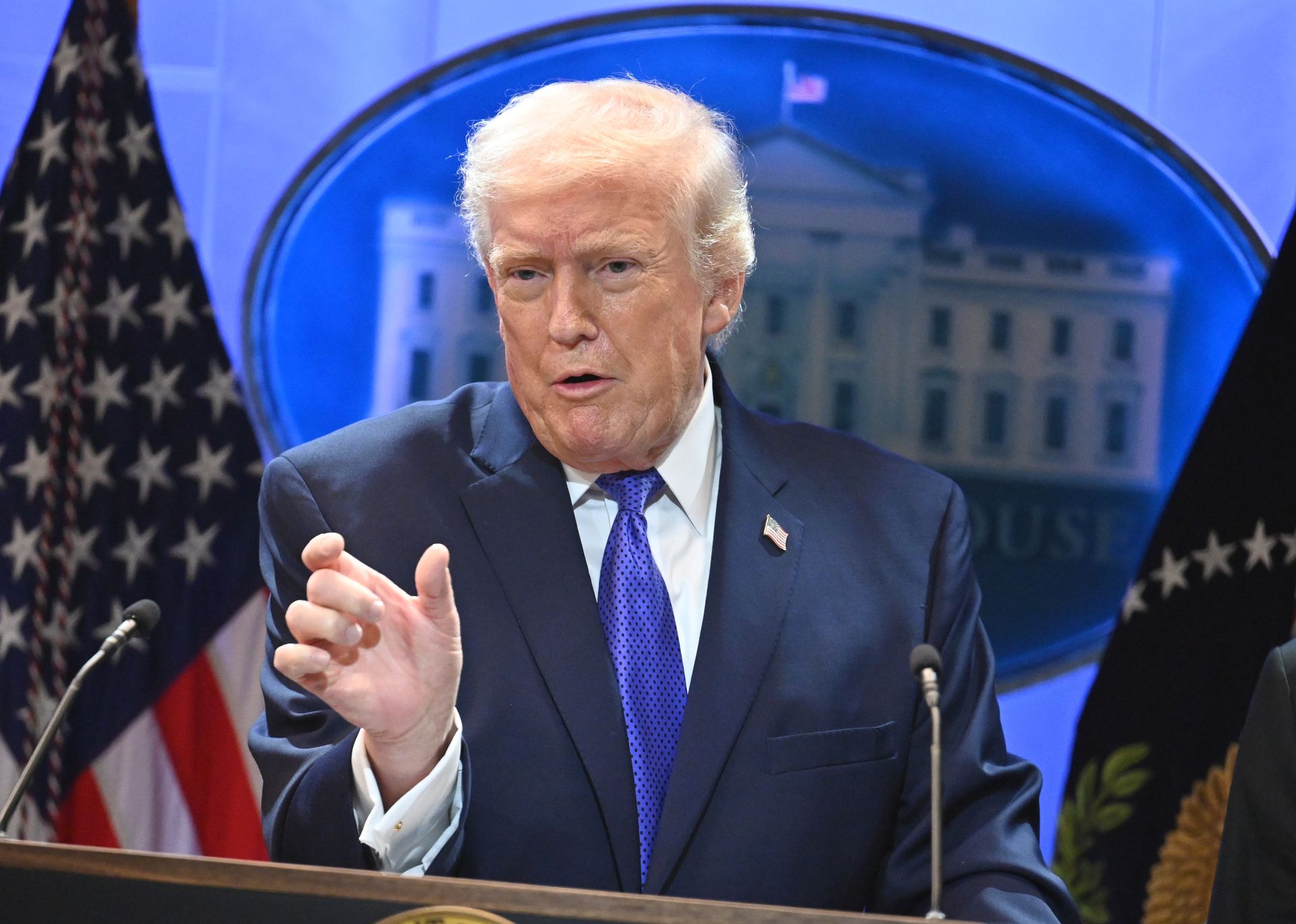 Sąd likwiduje cła Trumpa. Ekspert: "Może chętniej sięgać po wojsko"