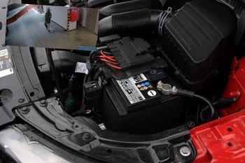 Nie mogli uruchomić auta, więc ukradli akumulator z innego samochodu