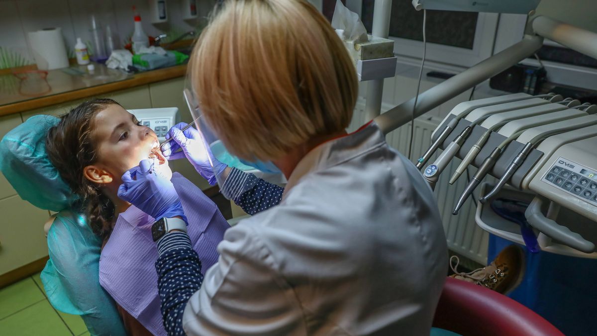 przegląd stomatologiczny dziecka
Sochaczew, 18.11.2021. Sprawdzanie stanu uzębienia małego pacjenta w jednym z podwarszawskich gabinetów stomatologicznych, 18 bm. (rg/ibor) PAP/Rafał Guz
Rafał Guz
DENTYSTA, gabinet, higiena jamy ustnej, kamień, kontrola, leczenie, lekarz, ochrona zdrowia, profilaktyka, próchnica, przegląd stomatologiczny, przegląd zębów, sprawdzanie, STOMATOLOG, uzębienie, zapobieganie, ząb, zdrowie, zęby