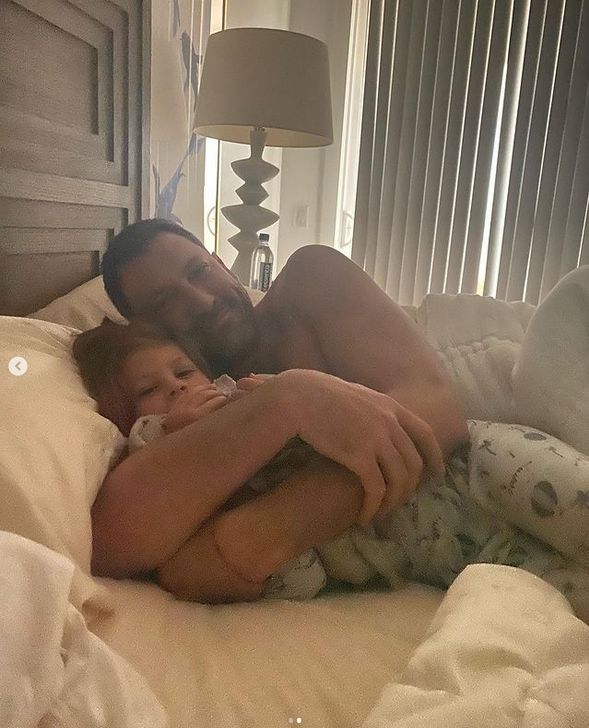 Maksim Chmerkovskiy z żoną Petą Murgatroyd i synkiem