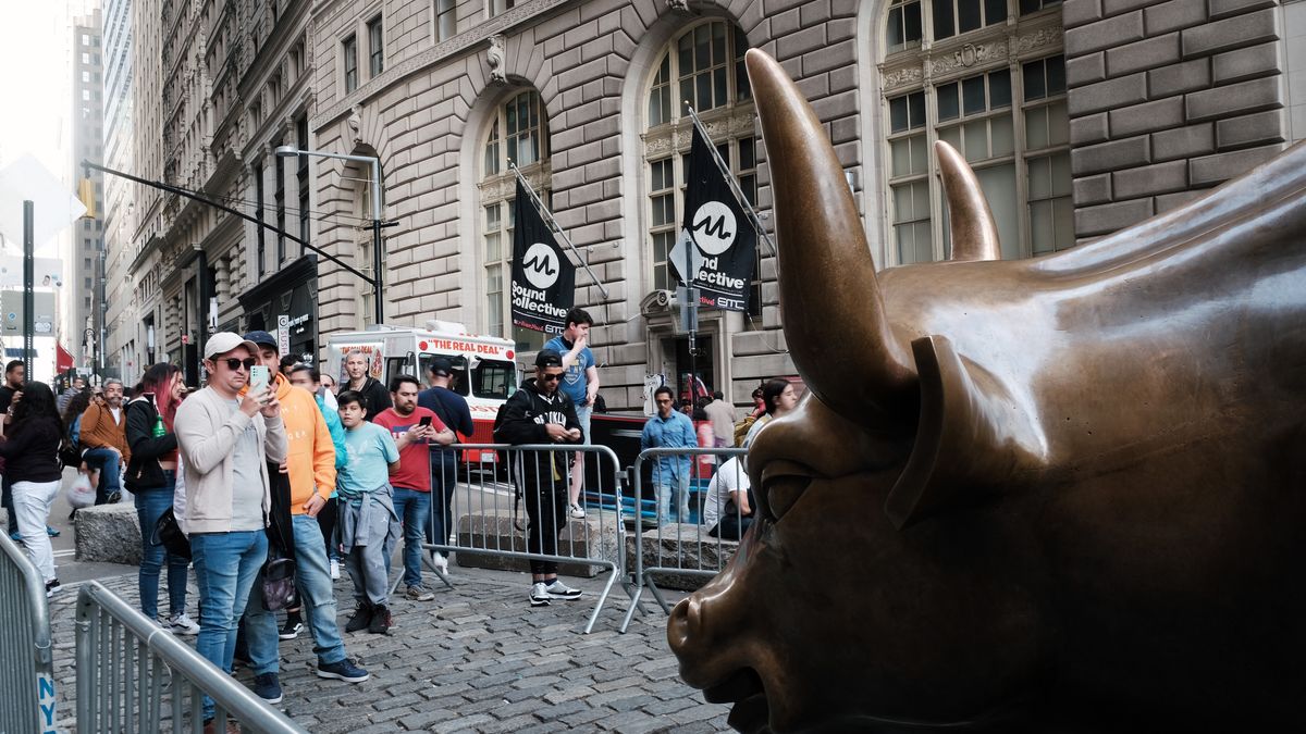 Na zdjęciu budynek giełdy w Nowym Jorku. Na pierwszym planie rzeźba byka