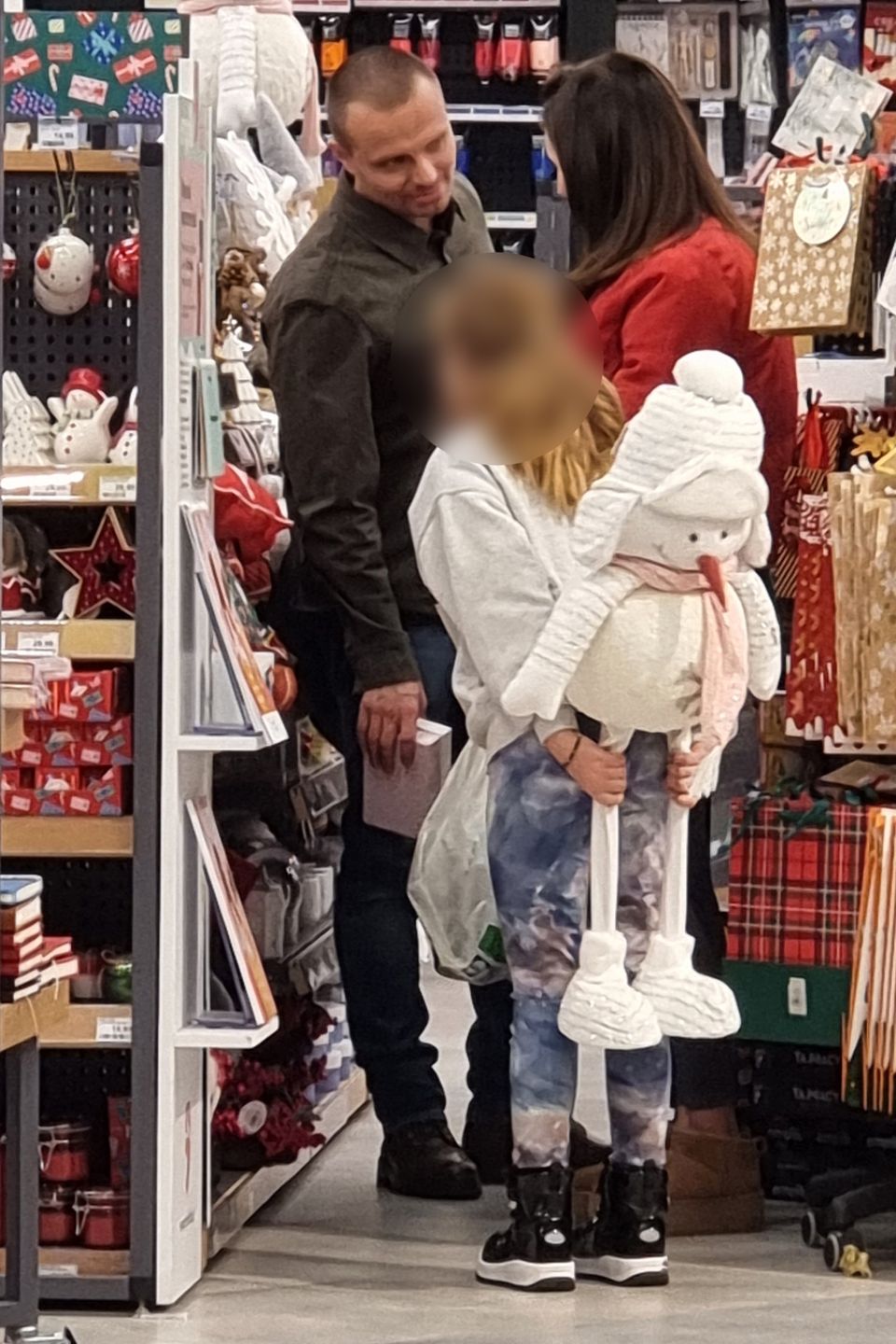 Marcin Hakiel na zakupach z córką i partnerką