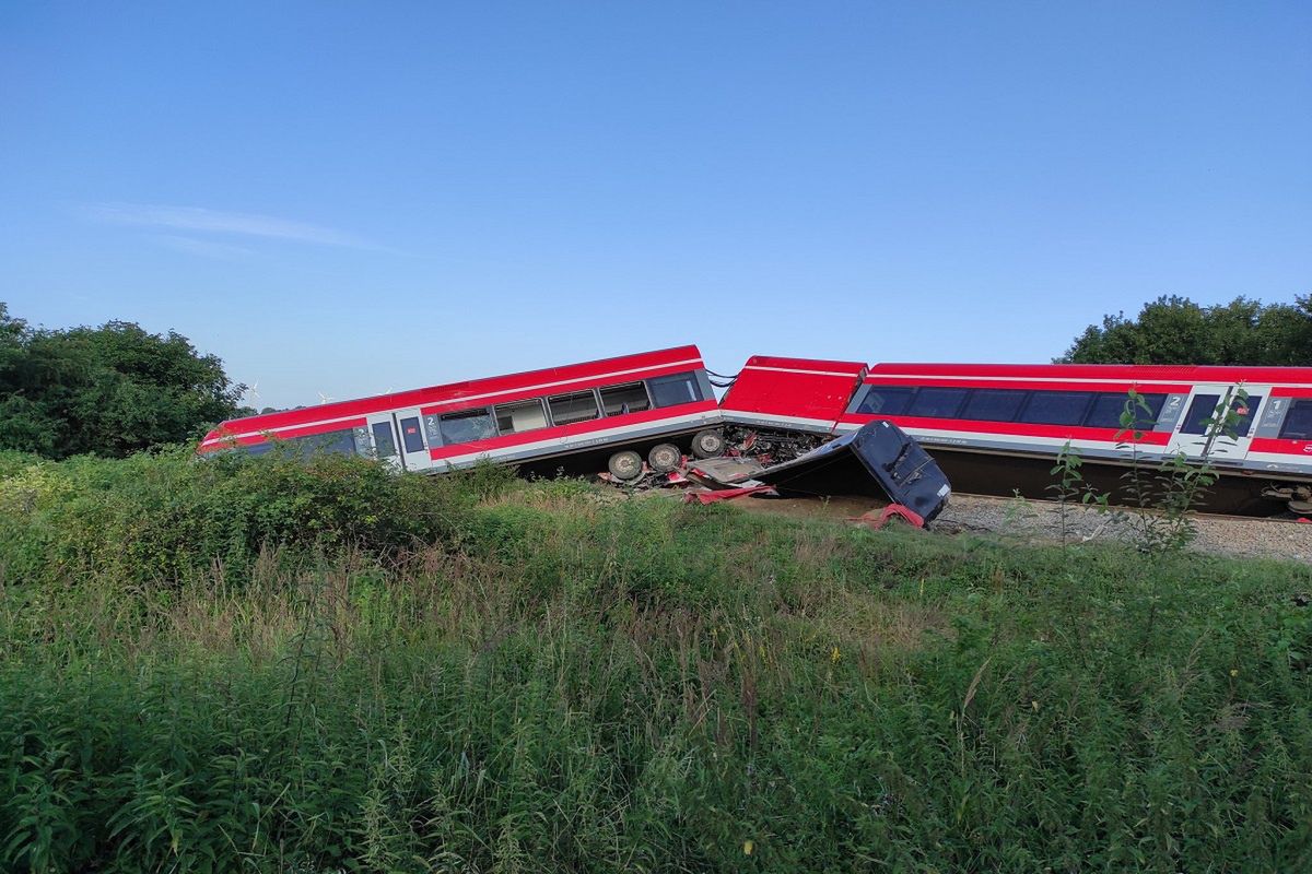 Wykolejony pociąg stał się lokalną atrakcją. Nietypowe zjawisko w Kołbaskowie