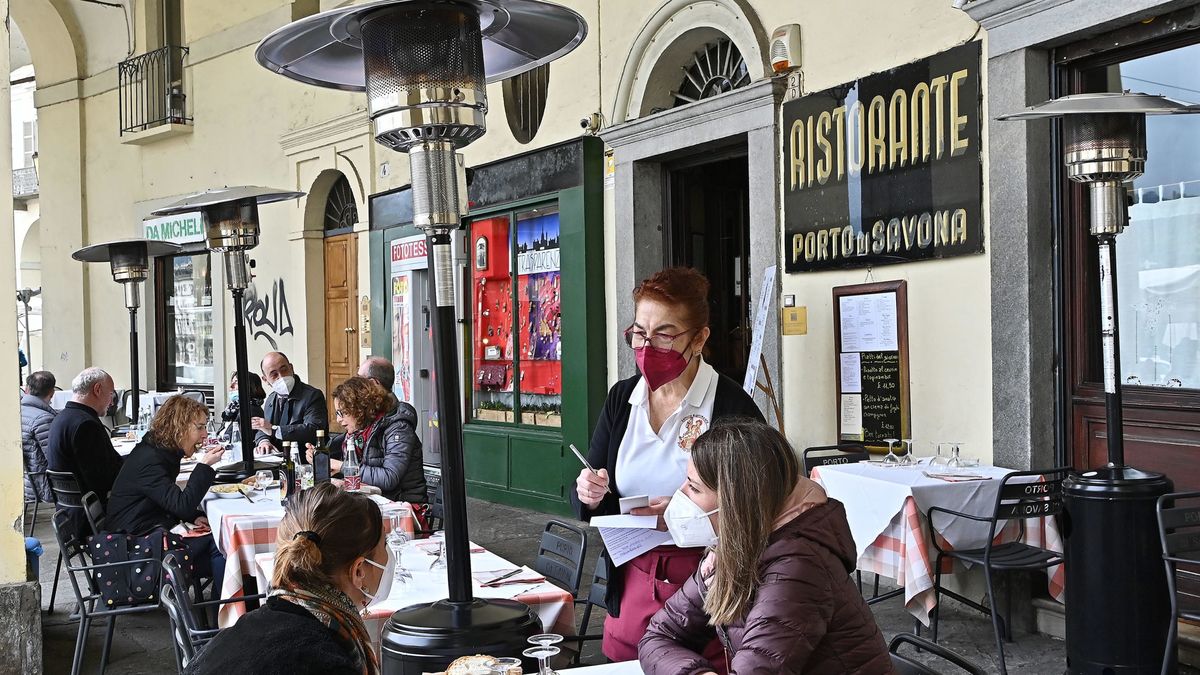 Włosi po półrocznej przerwie mogą stołować się w restauracjach, ale tylko na świeżym powietrzu.