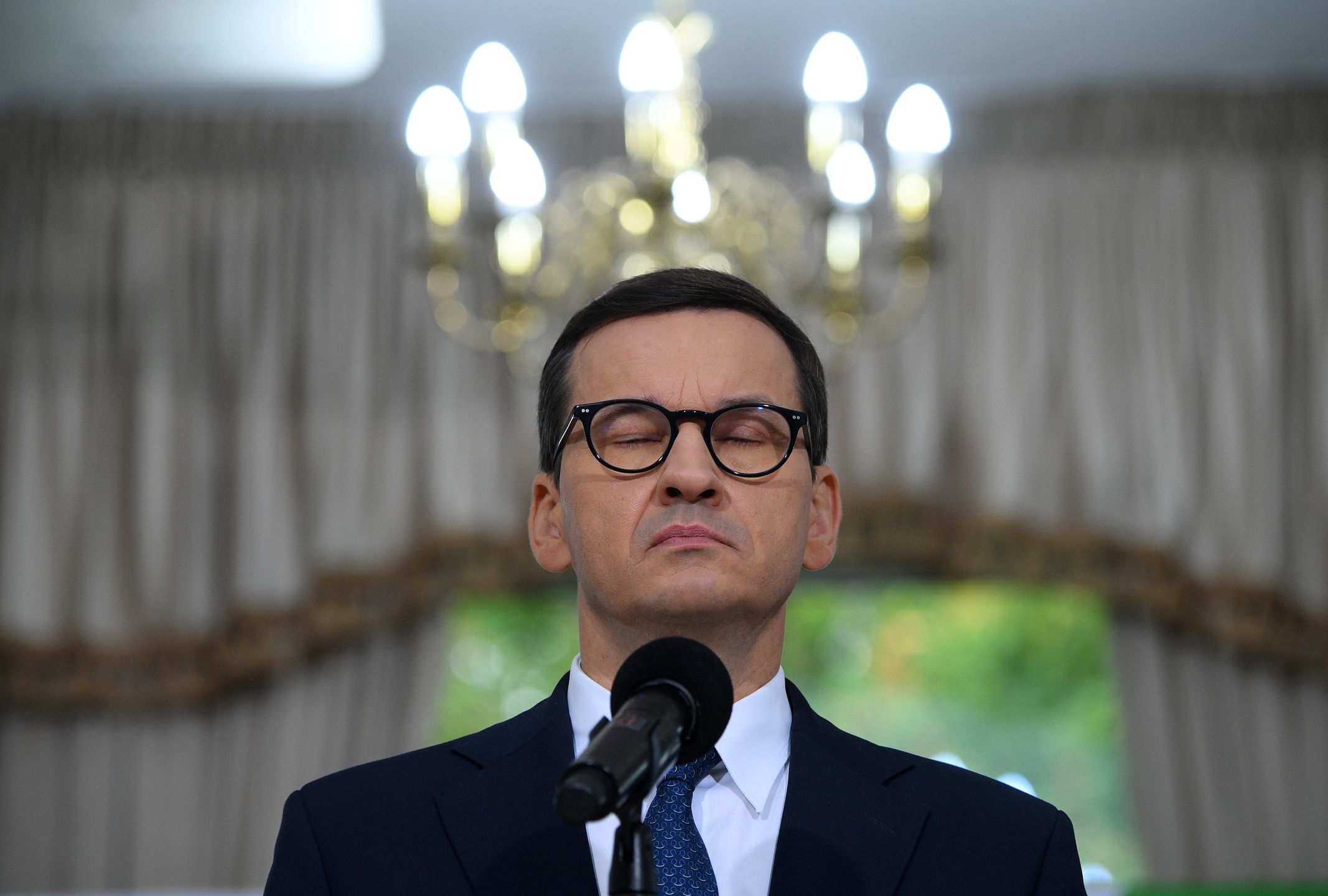 Asystentka w Kancelarii Premiera zorganizowała zrzutkę na naprawę drzwi i szkolenie psa