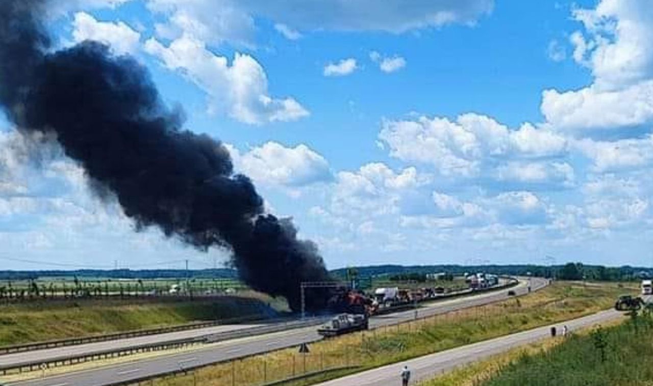 Jakubów: Pożar samochodu na drodze S8