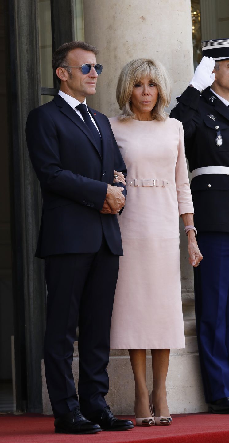 Emmanuel i Brigitte Macronowie witają króla Tajlandii z żoną
