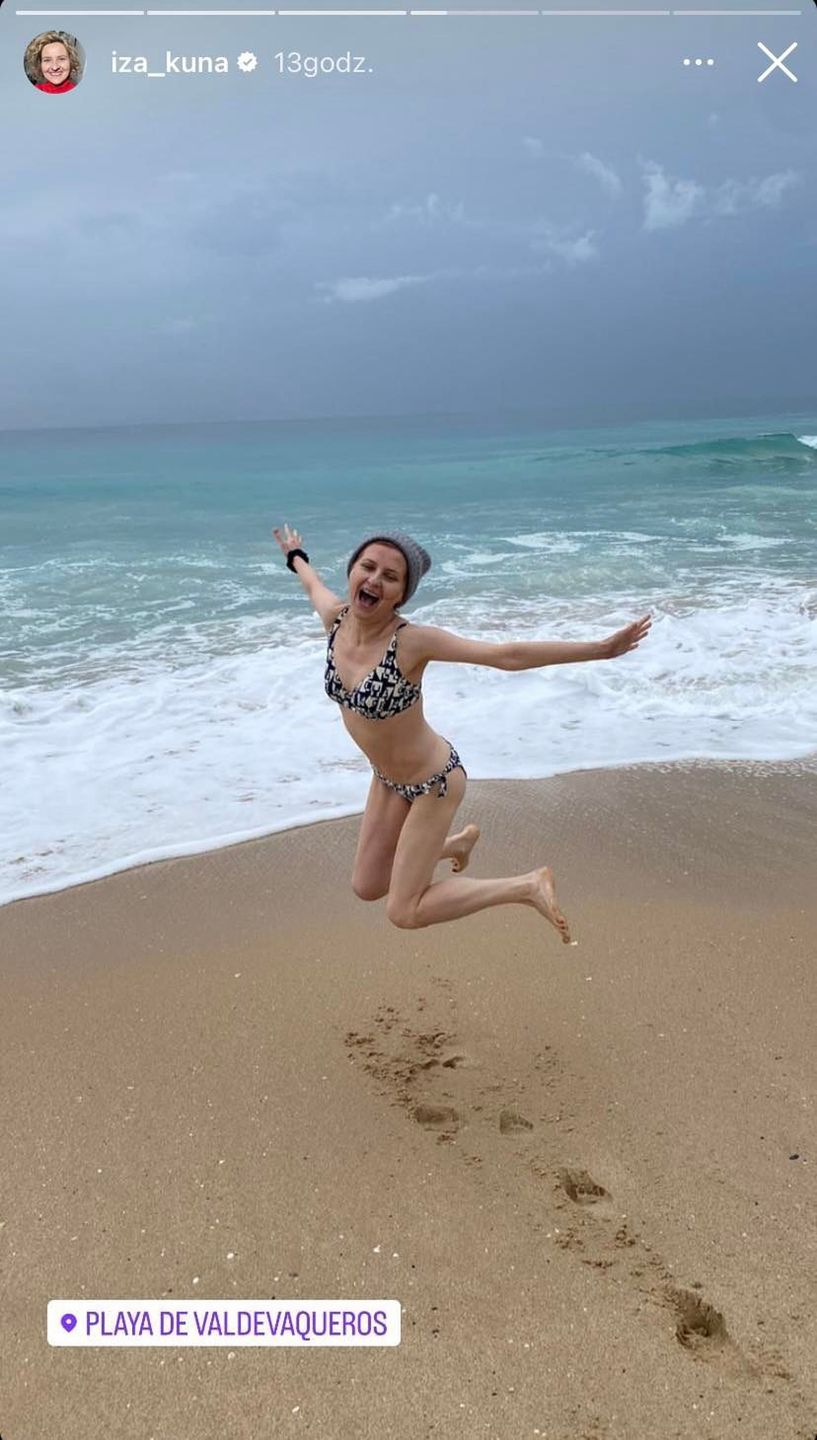 Andaluzyjska Izabela Kuna wysyła pozdrowienia pozując w bikini i grubej czapce