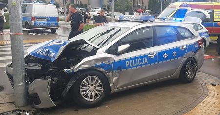Wypadek z udziałem radiowozu. Dwóch policjantów trafiło do szpitala