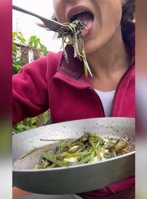Influencerka zrobiła spaghetti z mleczy. Włosi łapią się za głowę