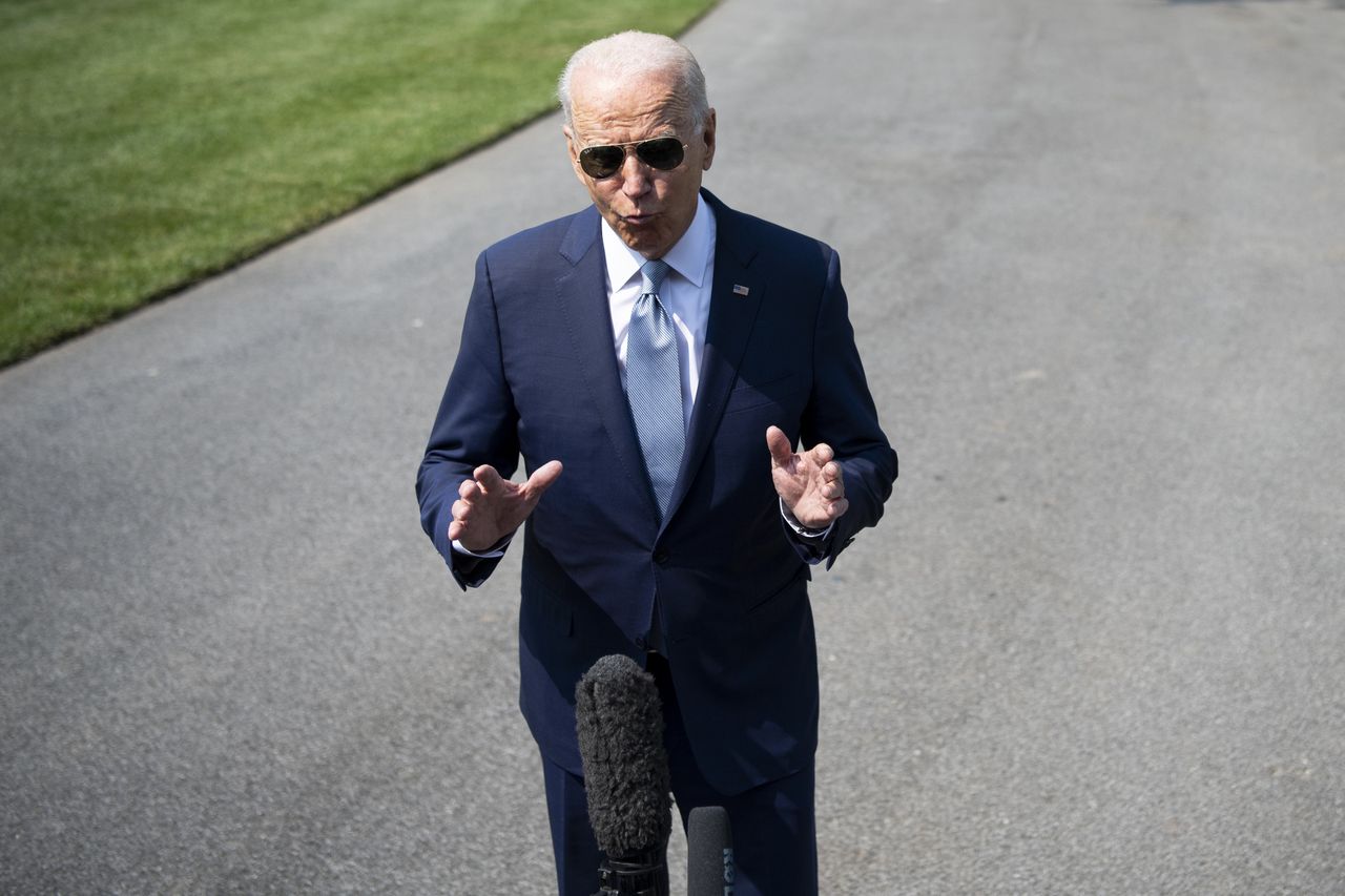 Prezydent USA Joe Biden podczas rozmowy z dziennikarzami. Chaotyczna ewakuacja z Afganistanu spowodowała spadek notowań popularnego dotąd amerykańskiego przywódcy 