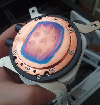 Może uszkodzić sprzęt. Ekspert ostrzega przed popularną pastą termoprzewodzącą