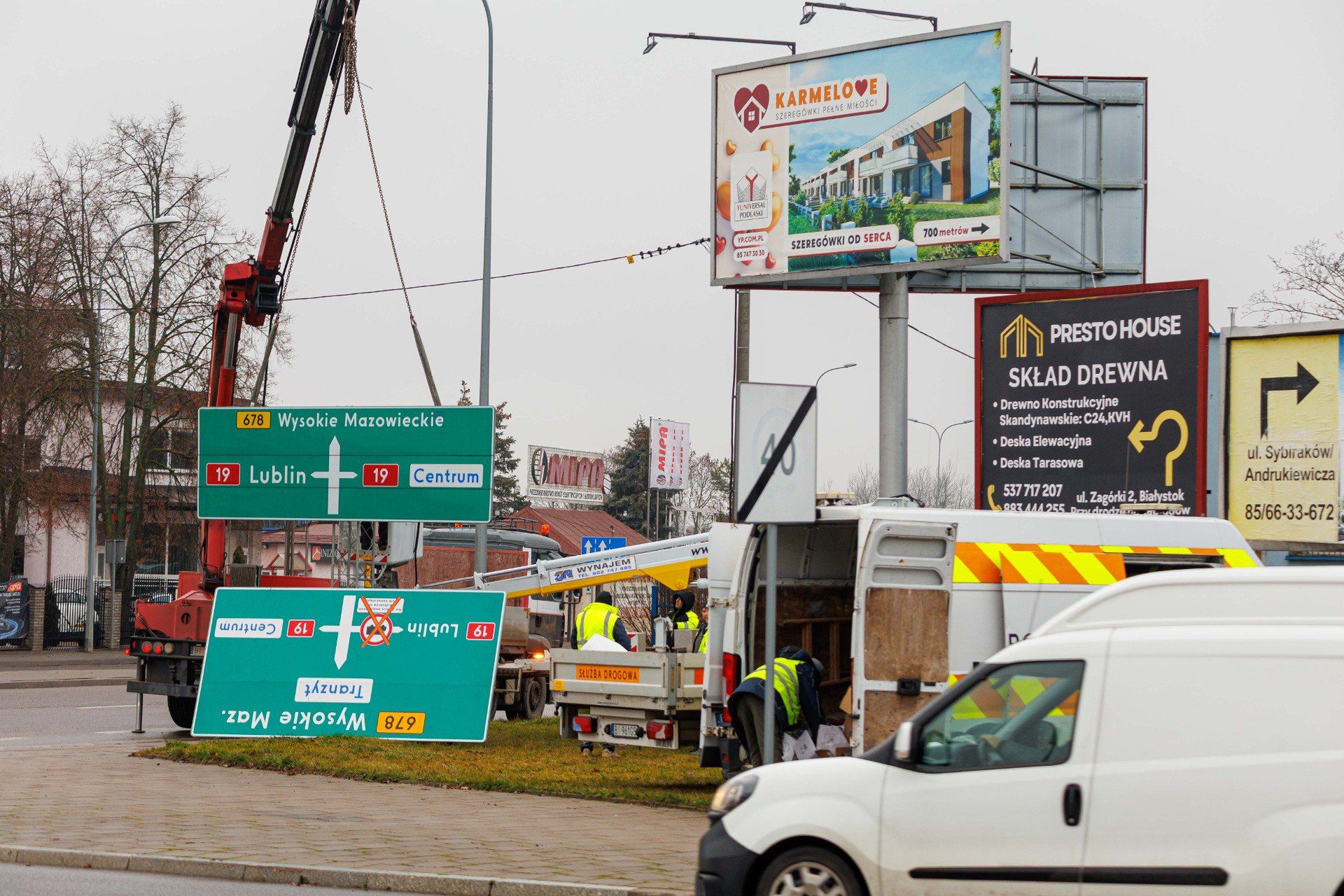 Montaż nowych tablic, które wyprowadza tranzyt z historycznej części Dojlid