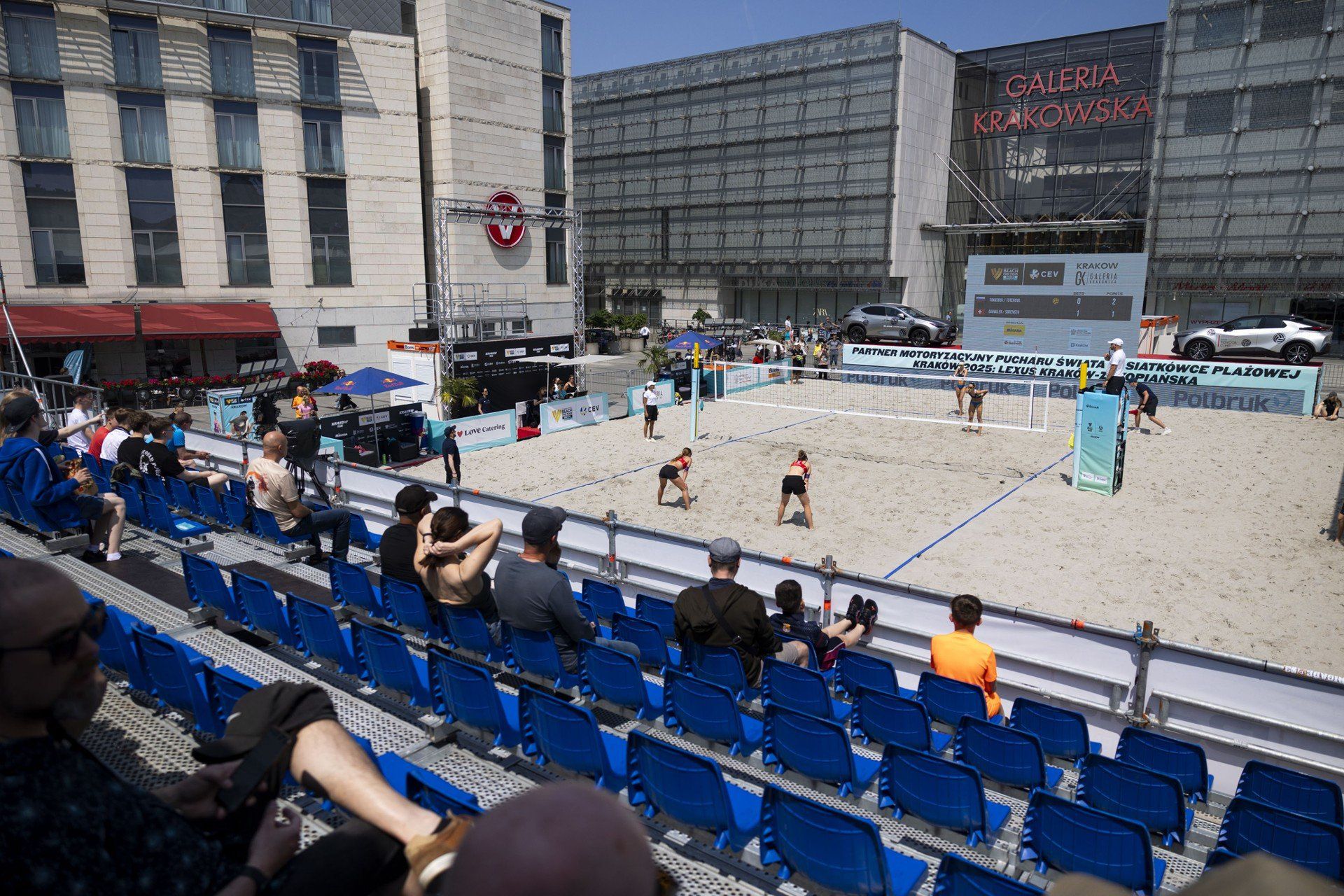 Turniej siatkówki plażowej kobiet rozgrywany jest w centrum Krakowa