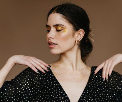 Złota biżuteria - jak ją nosić, aby wyglądać stylowo?