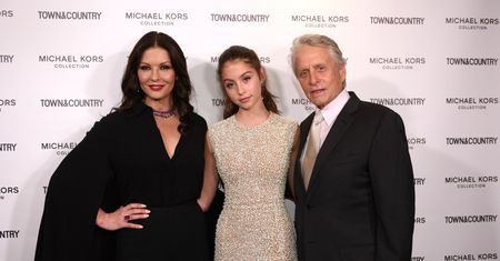 Michael Douglas ma z nią problem. Biorą ją za jego wnuczkę, a jest córką…