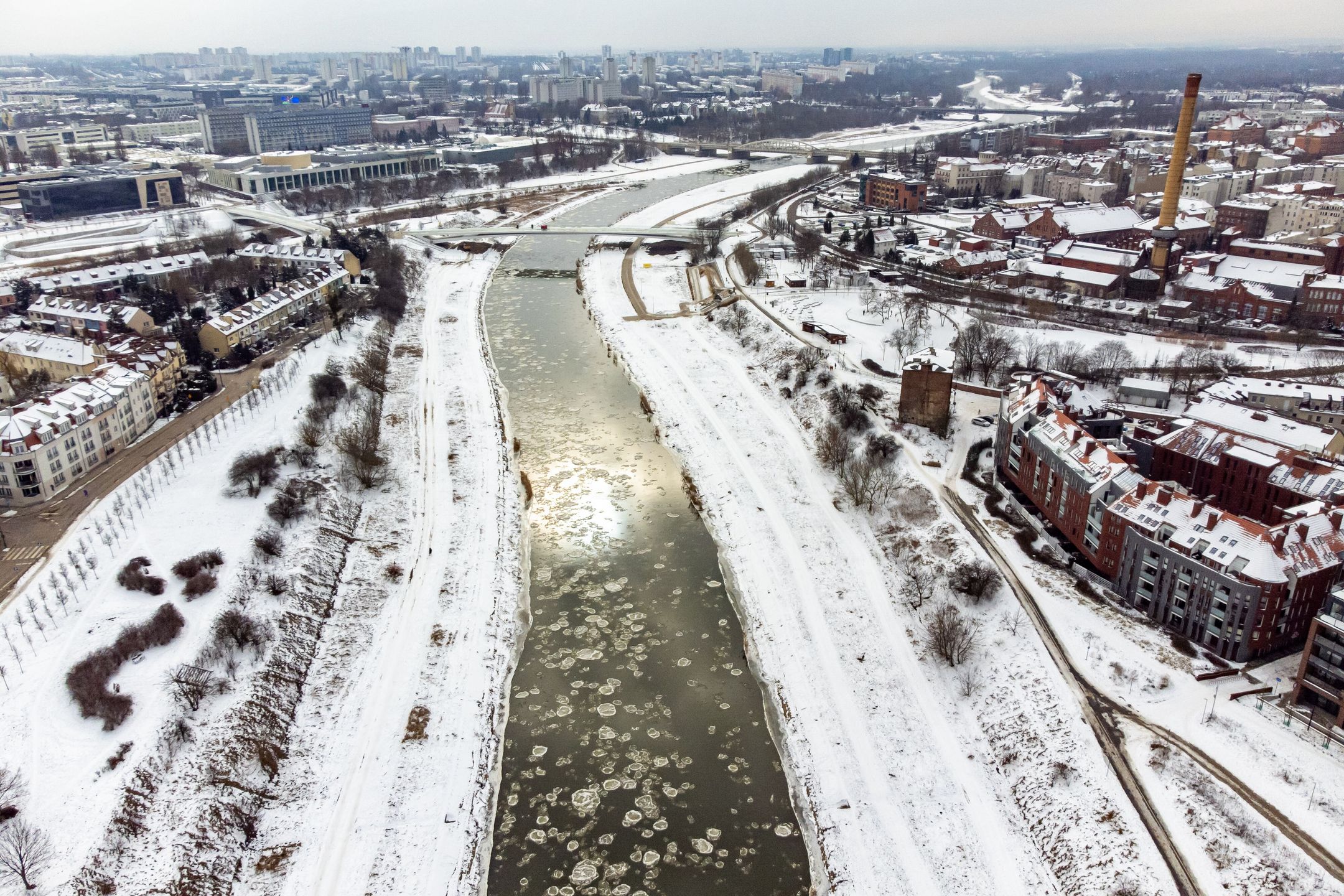 Poznań, 18.02.2025. Śryż zwany inaczej lodem prądowym na rzece Warcie w Poznaniu, 18 bm. (ad) PAP/Jakub Kaczmarczyk