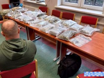 Rozbita grupa dilerów handlująca w dwóch powiatach. Policjanci weszli do kilku lokali