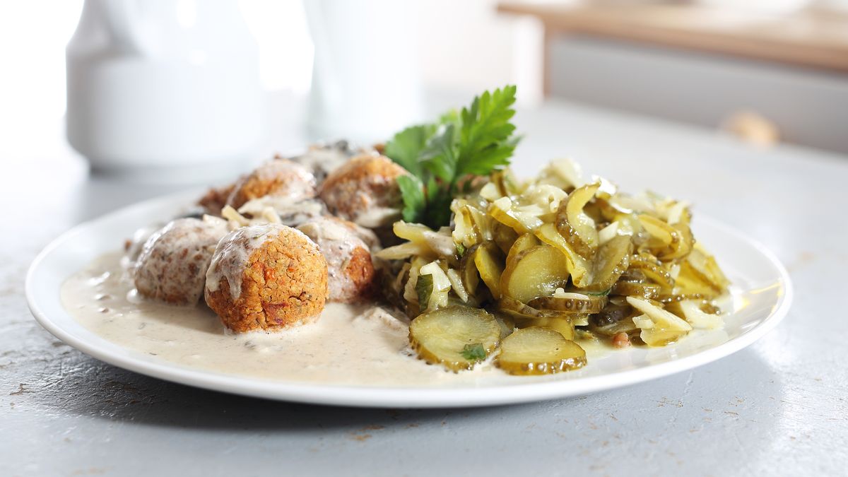 Surówka z ogórka kiszonego