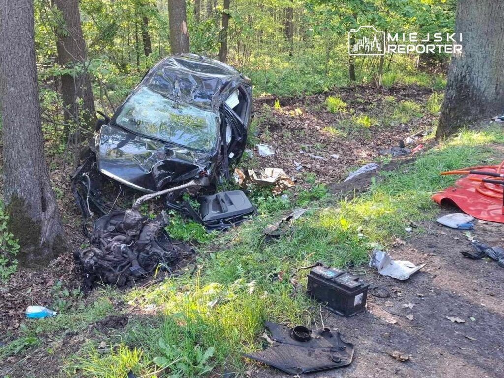 Wypadek pod Warszawą. Kobieta wydobyta z wraku przez świadków