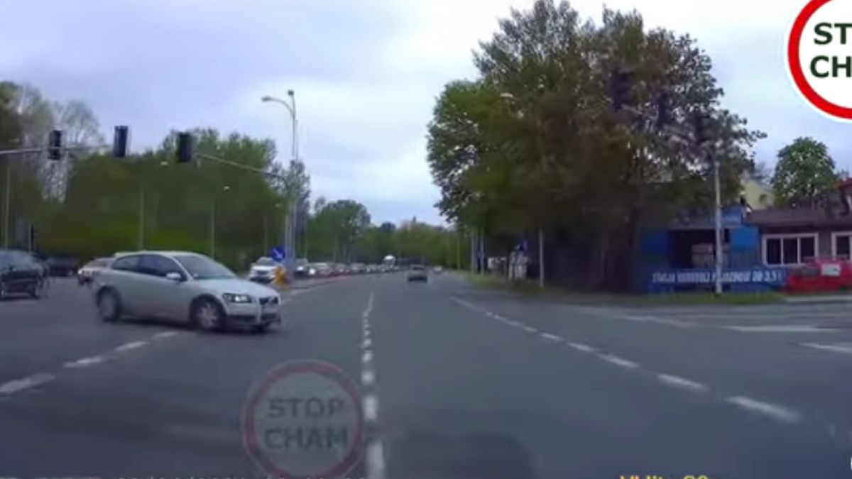 Kierująca Volvo postanowiła skręcić w lewo z pasa do jazdy na wprost