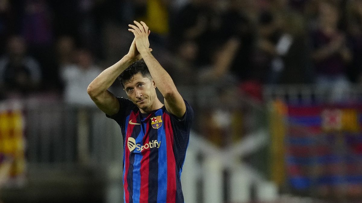 FC Barcelona's Robert Lewandowski applauds fans as he leaves the pitch during the Spanish LaLiga soccer match between FC Barcelona and Villarreal CF in Barcelona, Spain, 20 October 2022. EPA/Enric Fontcuberta Dostawca: PAP/EPA.