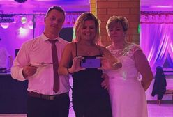 "Rolnik szuka żony": Manowska pokazała zdjęcie ze ślubu pary z show. Bawiła się też na weselu