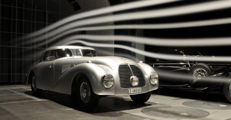 Mercedes-Benz 540 K Streamliner z 1938 roku gwiazdą Retromobile