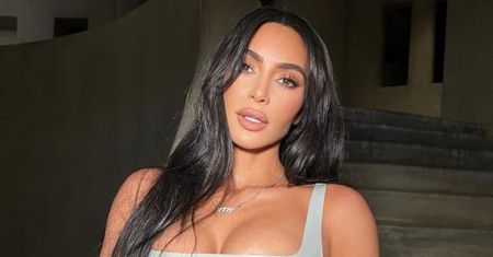 Kim Kardashian eksponuje zabójcze mięśnie brzucha w skąpym bikini (FOTO)