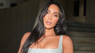 Kim Kardashian eksponuje zabójcze mięśnie brzucha w skąpym bikini (FOTO)