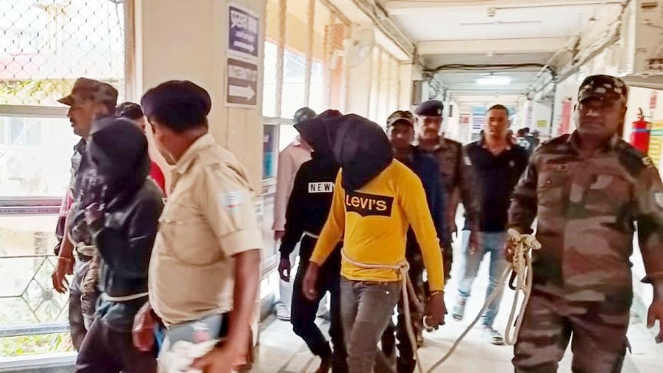 Policja eskortuje mężczyzn oskarżonych o dokonanie brutalnej napaści na Hiszpankę do sądu rejonowego w Dumka w indyjskim stanie Jharkhand, 4 marca 2024 r. 