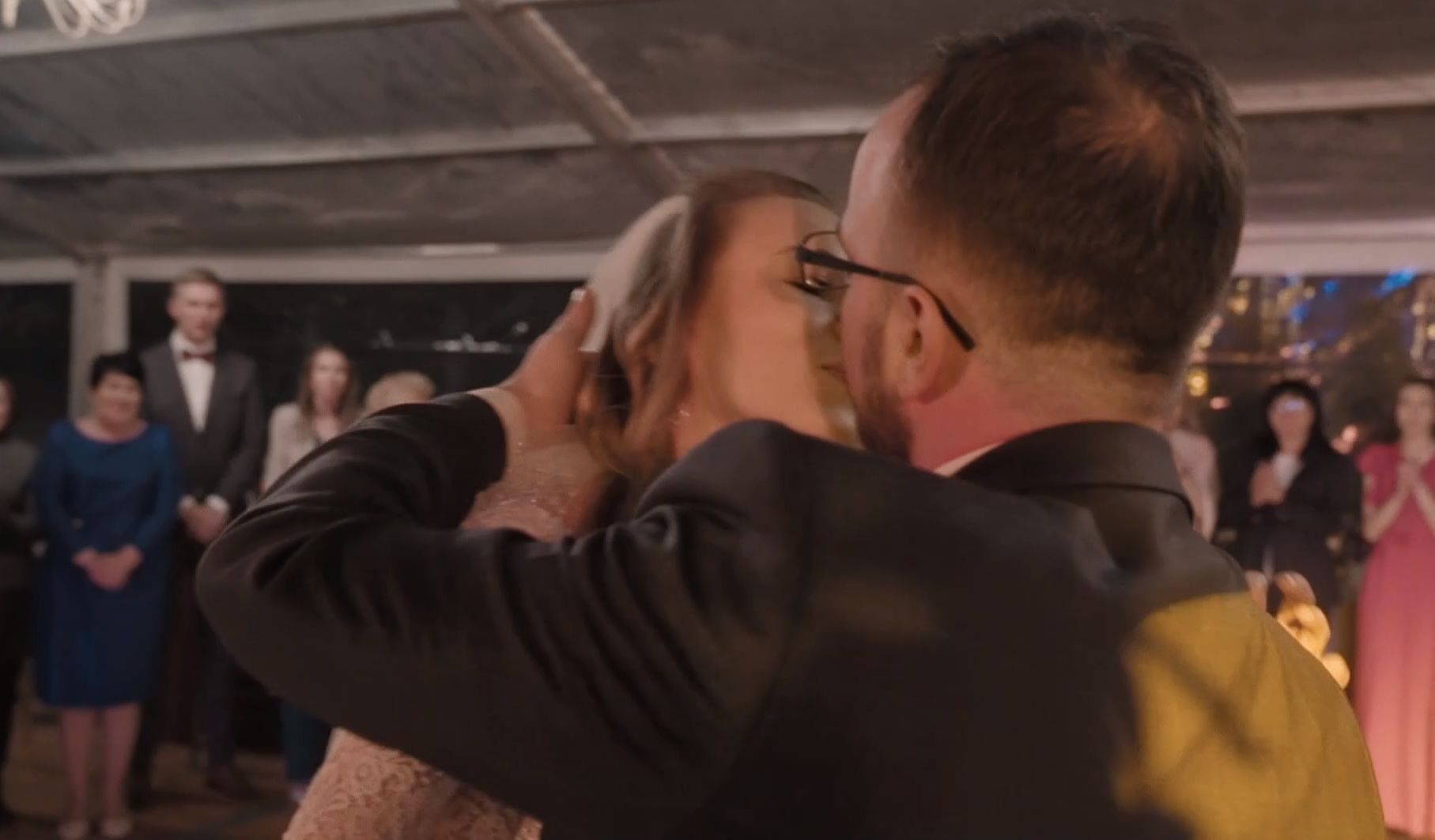 Kornelia i Marek ze "Ślubu od pierwszego wejrzenia" namiętnie pocałowali się na weselu