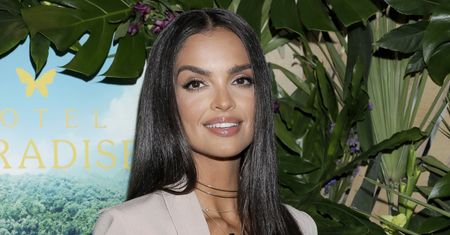 Klaudia El Dursi kusi w bikini nad brzegiem oceanu. Towarzyszy jej wyjątkowy kompan