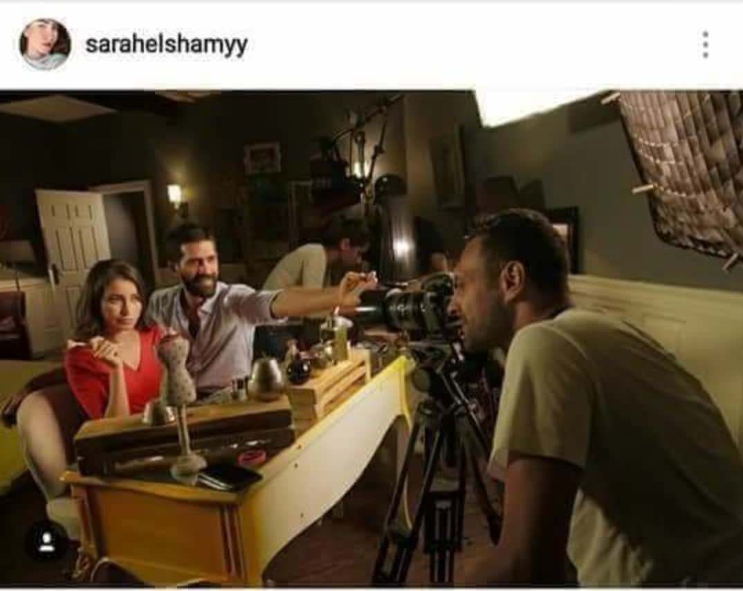 Zdjęcie zza kulis opublikowane wcześniej na Instagramie aktorki. Źródło: imgur, sarahelshamyy.