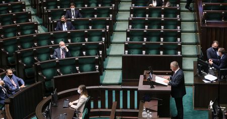 Banaś w Sejmie o "wyborach kopertowych". Posłowie PiS wyszli z sali
