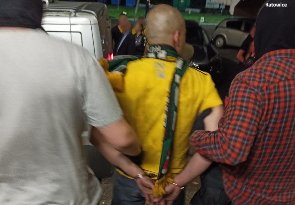 Śląskie. Katowiccy policjanci zatrzymali trzy osoby podczas poniedziałkowego meczu GKS-u Katowice ze Stalą Rzeszów.