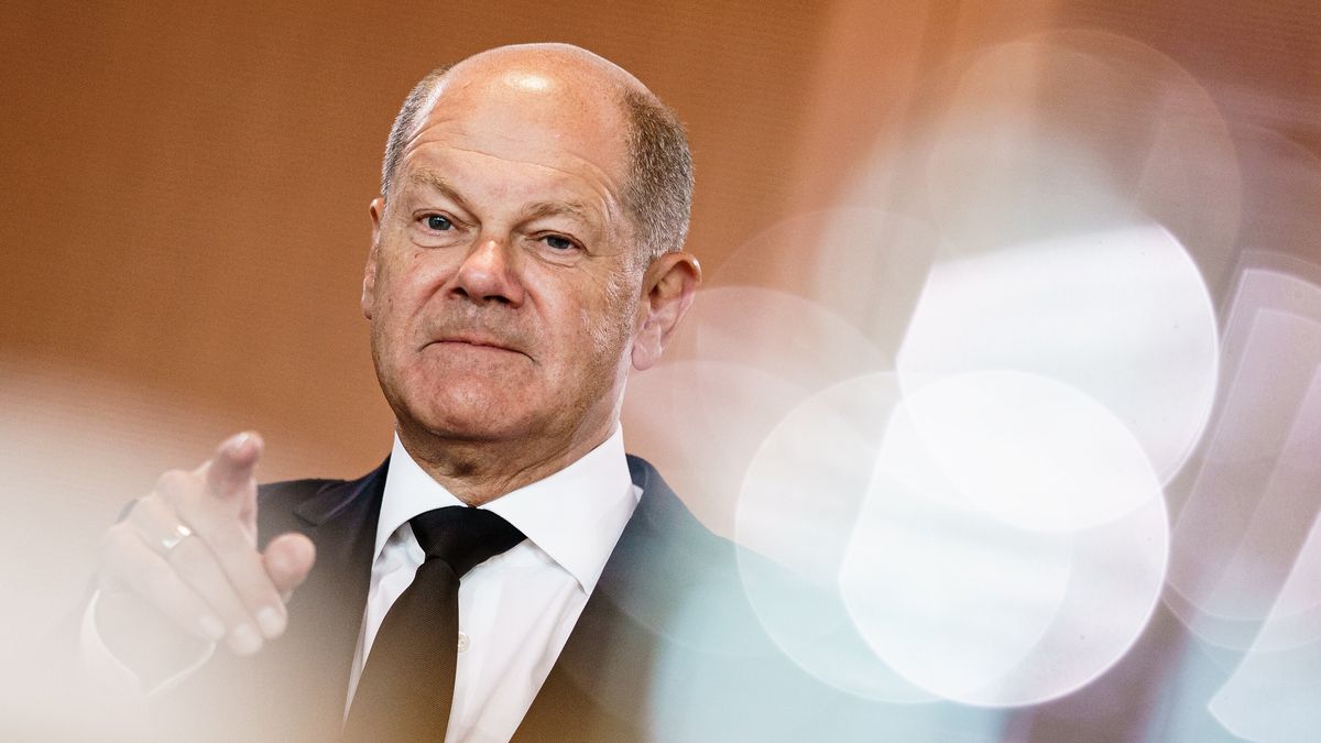 German Chancellor Olaf Scholz gestures as he arrives for the beginning of the weekly meeting of the German Federal cabinet at the Chancellery in Berlin, Germany, 10 August 2022. During the 29th cabinet meeting, the ministers and the Chancellor are expected to discuss, among others, draft of a second act amending the water resources act. EPA/CLEMENS BILAN Dostawca: PAP/EPA.