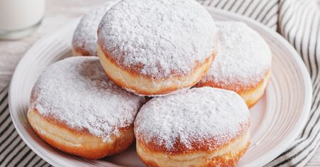 Ten przepis jest w mojej rodzinie od lat. Pączki wychodzą pulchne i miękkie jak z cukierni