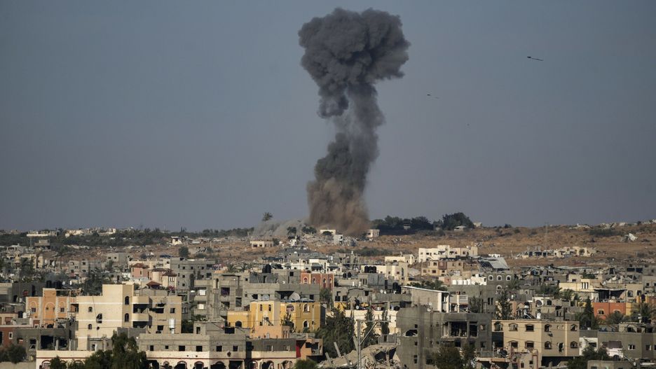 Wojna Izraela z Hamasem rok 2024
Smoke rises from an Israeli airstrike in Rafah, southern Gaza Strip, Friday, May 31, 2024. (AP Photo/Abdel Kareem Hana)
Abdel Kareem Hana
