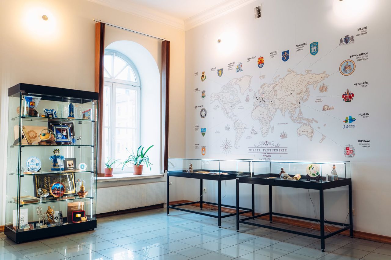 Od USA po Mongolię. Wyjątkowa wystawa w holu płockiego ratusza