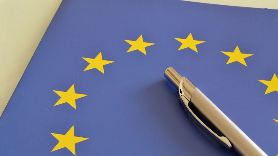 unia europejska, flaga unii europejskiej, pióro, dokument, prawo unijne, przepisy, polityka, migranci, bruksela, komisja europejska, rada europy, rada europejska, gwiazdy, eu, wybory
