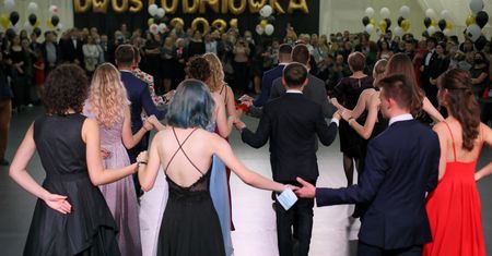 Jak wyglądają studniówki w pandemii? "Ciężko jest pozbawiać młodzieży tej przyjemności"