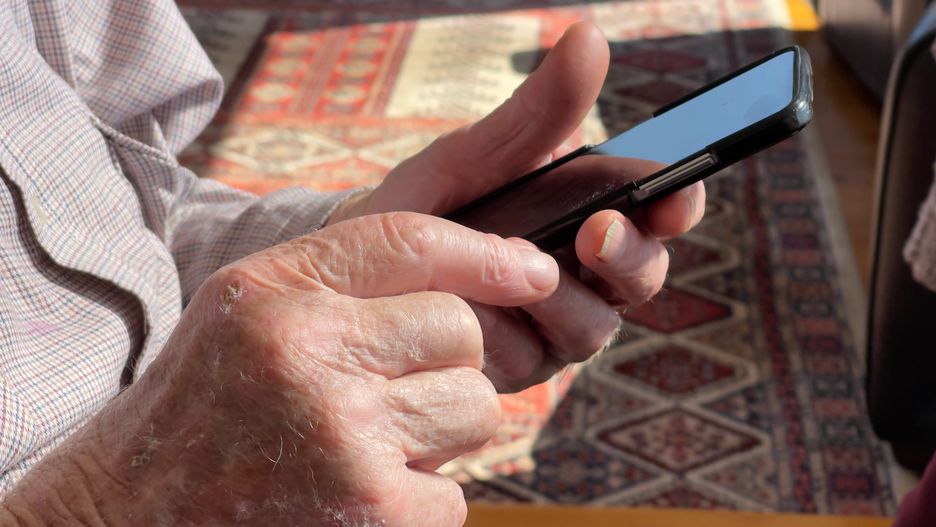 83-latek stracił oszczędności życia, odbierając jeden telefon - zdjęcie poglądowe