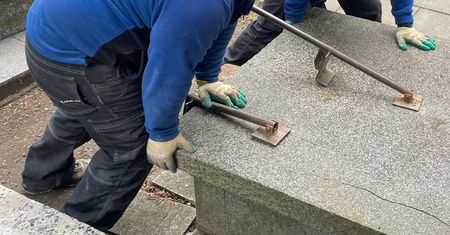 Wojna na cmentarzu. Decyzje proboszcza oburzają firmę pogrzebową