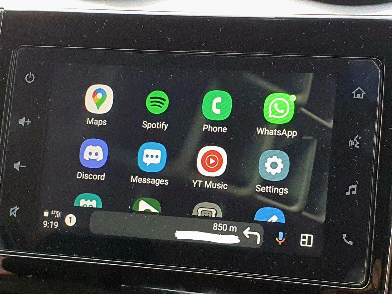 Android Auto z typowymi dla Samsunga ikonami telefonu, wiadomości czy ustawień